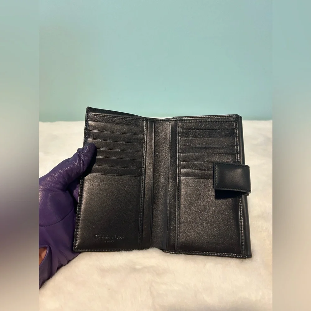 DIOR Bi-Fold Wallet in like new condition. Authentic and pre-owned
